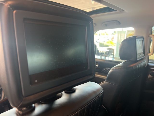 INFINITI QX80 Vehicle Full-screen Gallery Image 24