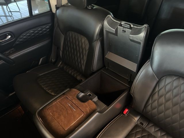 INFINITI QX80 Vehicle Full-screen Gallery Image 26