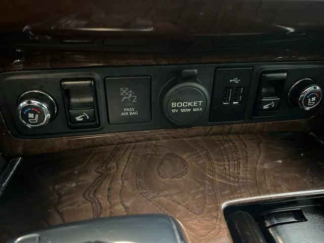 INFINITI QX80 Vehicle Full-screen Gallery Image 35