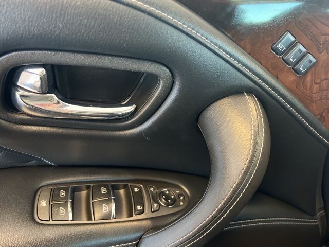 INFINITI QX80 Vehicle Full-screen Gallery Image 39