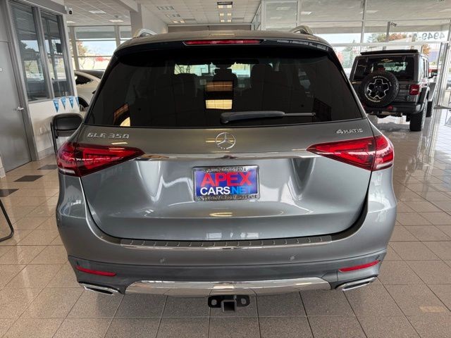 Mercedes-Benz GLE Vehicle Full-screen Gallery Image 04