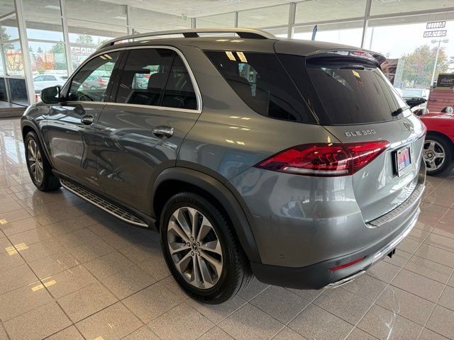 Mercedes-Benz GLE Vehicle Full-screen Gallery Image 05