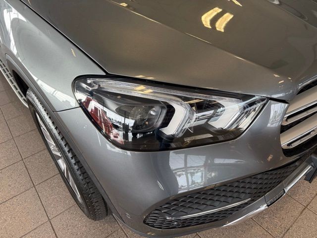 Mercedes-Benz GLE Vehicle Full-screen Gallery Image 09