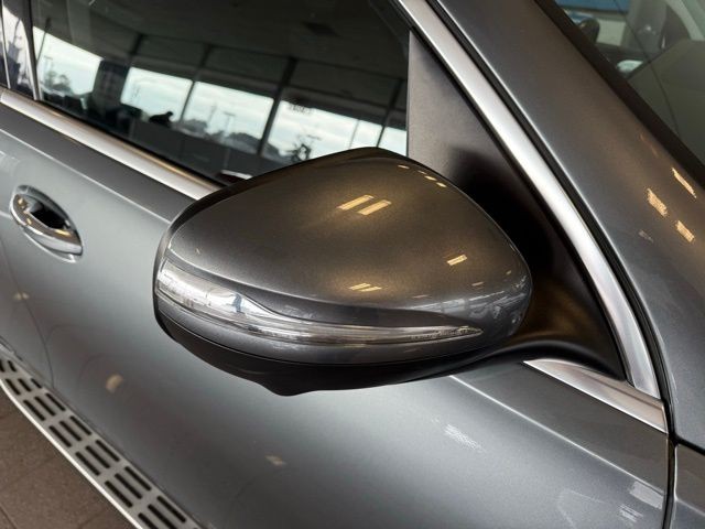 Mercedes-Benz GLE Vehicle Full-screen Gallery Image 11