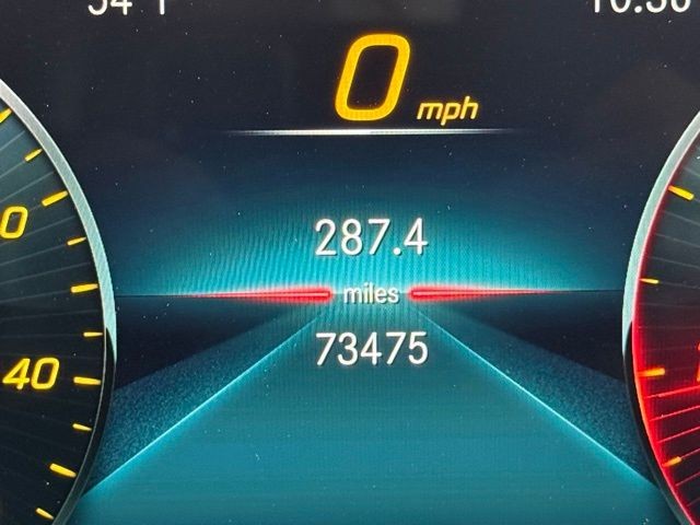 Mercedes-Benz GLE Vehicle Full-screen Gallery Image 12