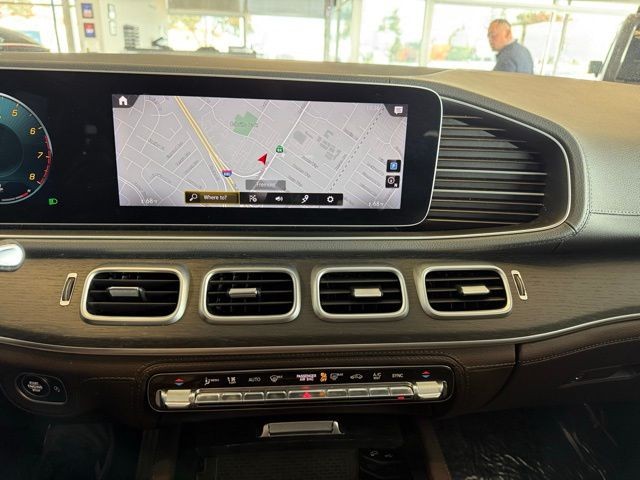 Mercedes-Benz GLE Vehicle Full-screen Gallery Image 16