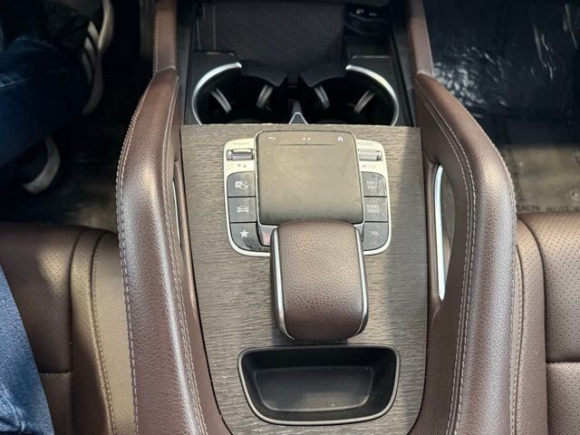 Mercedes-Benz GLE Vehicle Full-screen Gallery Image 17