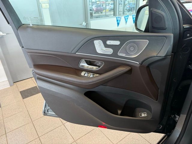 Mercedes-Benz GLE Vehicle Full-screen Gallery Image 21