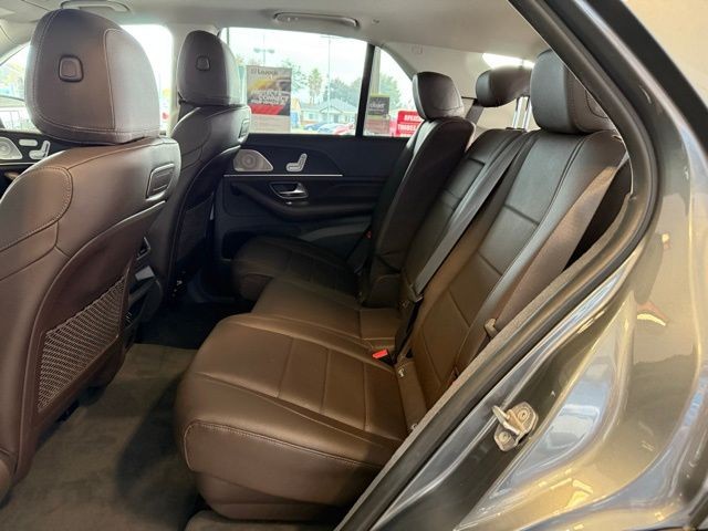 Mercedes-Benz GLE Vehicle Full-screen Gallery Image 22