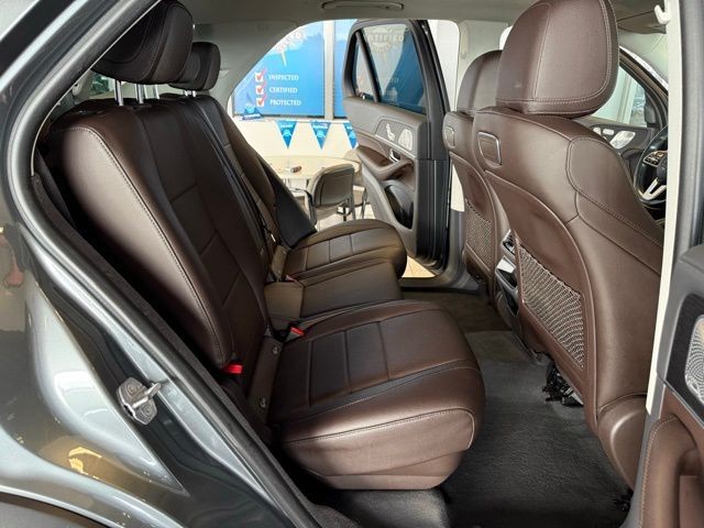 Mercedes-Benz GLE Vehicle Full-screen Gallery Image 25