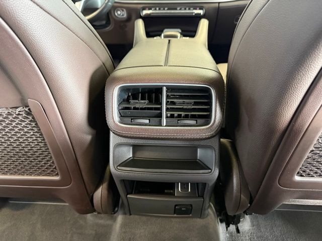 Mercedes-Benz GLE Vehicle Full-screen Gallery Image 26