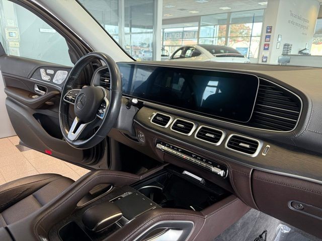 Mercedes-Benz GLE Vehicle Full-screen Gallery Image 30