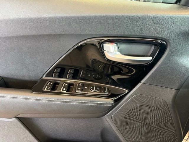 Kia Niro EV Vehicle Full-screen Gallery Image 20