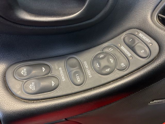 Chevrolet Corvette Vehicle Full-screen Gallery Image 23