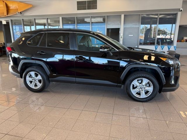 Toyota RAV4 Hybrid Vehicle Full-screen Gallery Image 02