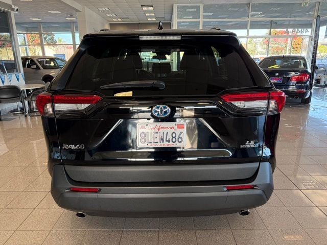 Toyota RAV4 Hybrid Vehicle Full-screen Gallery Image 04