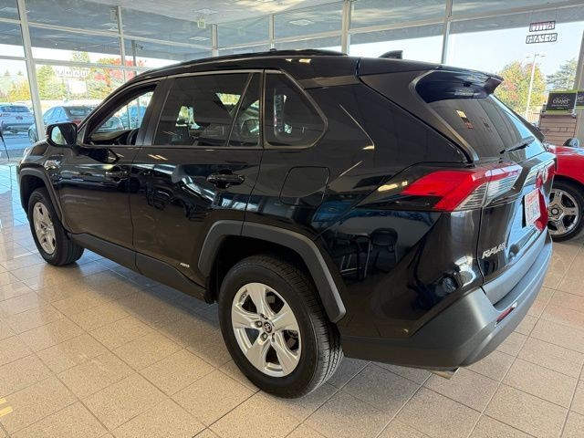 Toyota RAV4 Hybrid Vehicle Full-screen Gallery Image 05