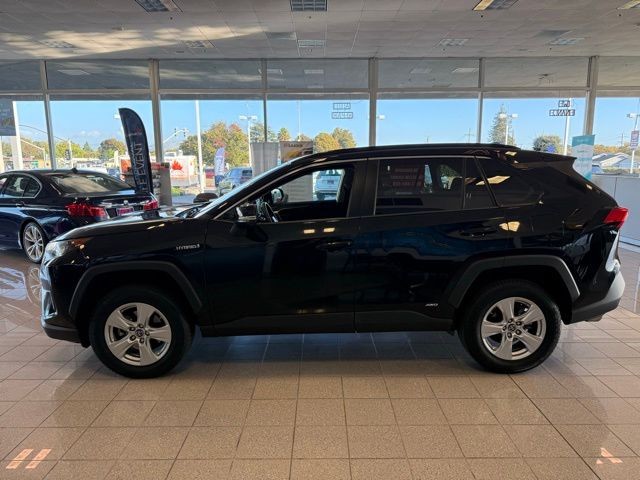 Toyota RAV4 Hybrid Vehicle Full-screen Gallery Image 06