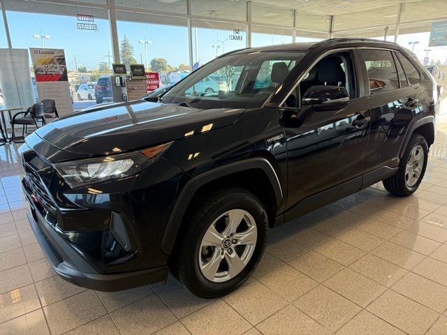 Toyota RAV4 Hybrid Vehicle Full-screen Gallery Image 07