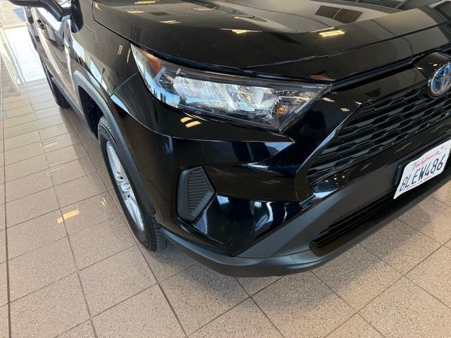 Toyota RAV4 Hybrid Vehicle Full-screen Gallery Image 09