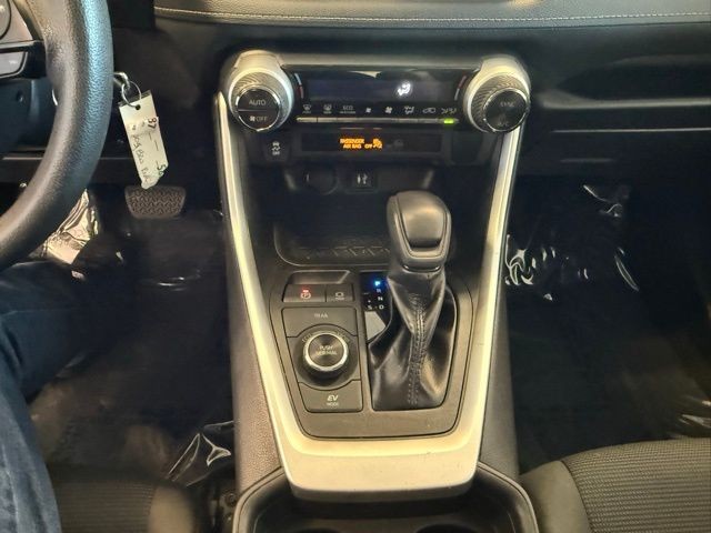 Toyota RAV4 Hybrid Vehicle Full-screen Gallery Image 16