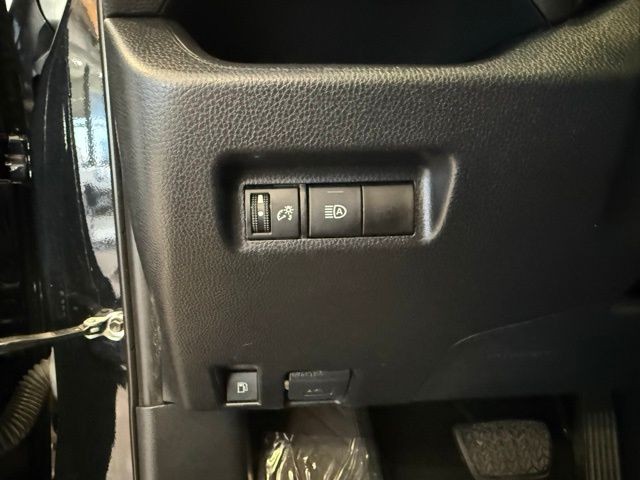 Toyota RAV4 Hybrid Vehicle Full-screen Gallery Image 19