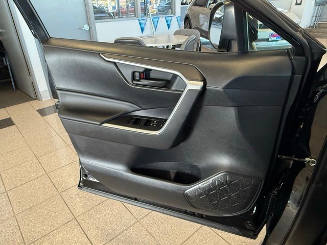 Toyota RAV4 Hybrid Vehicle Full-screen Gallery Image 21