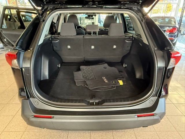 Toyota RAV4 Hybrid Vehicle Full-screen Gallery Image 23