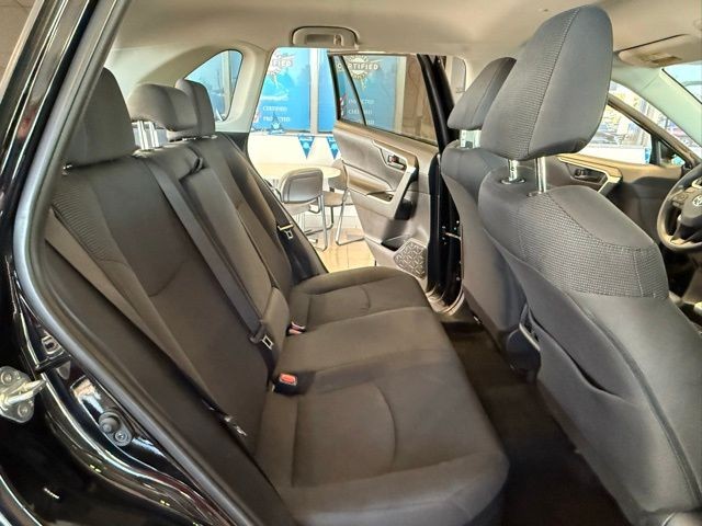 Toyota RAV4 Hybrid Vehicle Full-screen Gallery Image 24