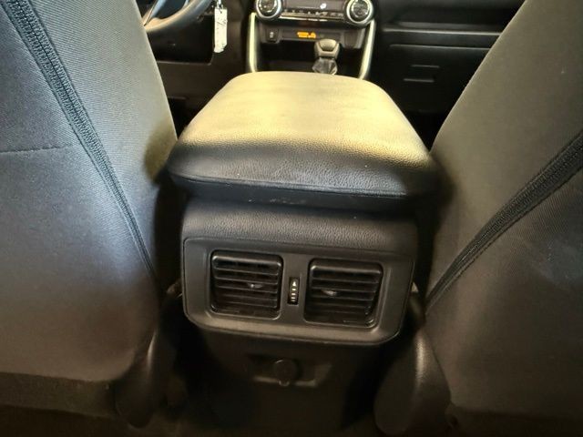 Toyota RAV4 Hybrid Vehicle Full-screen Gallery Image 25