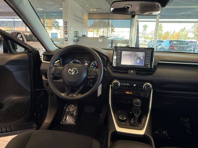 Toyota RAV4 Hybrid Vehicle Full-screen Gallery Image 26