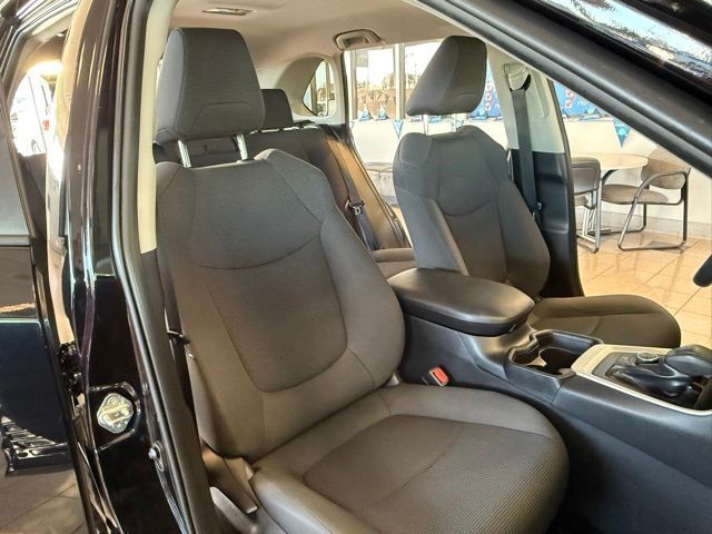 Toyota RAV4 Hybrid Vehicle Full-screen Gallery Image 27