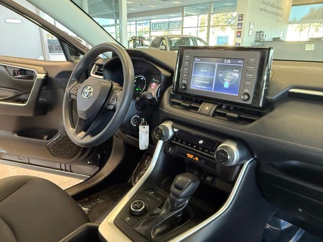 Toyota RAV4 Hybrid Vehicle Full-screen Gallery Image 28