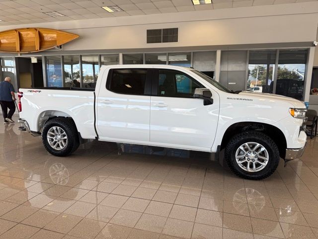 Chevrolet Silverado 1500 Vehicle Full-screen Gallery Image 02