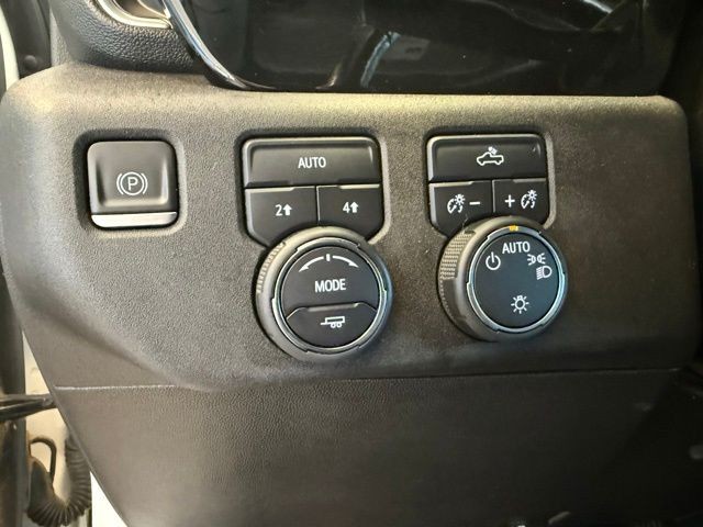 Chevrolet Silverado 1500 Vehicle Full-screen Gallery Image 17