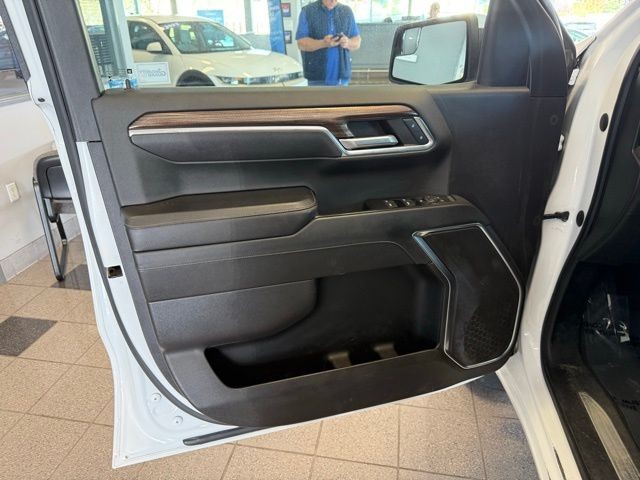 Chevrolet Silverado 1500 Vehicle Full-screen Gallery Image 19