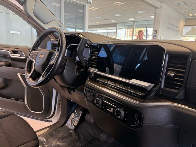 Chevrolet Silverado 1500 Vehicle Full-screen Gallery Image 24