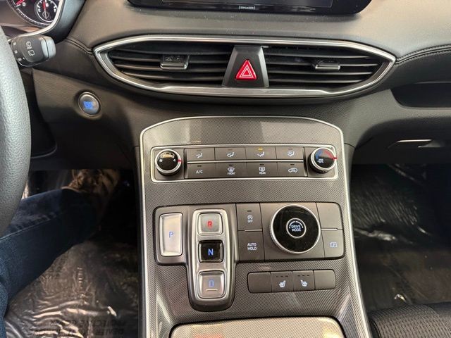 Hyundai Santa Fe Vehicle Full-screen Gallery Image 15