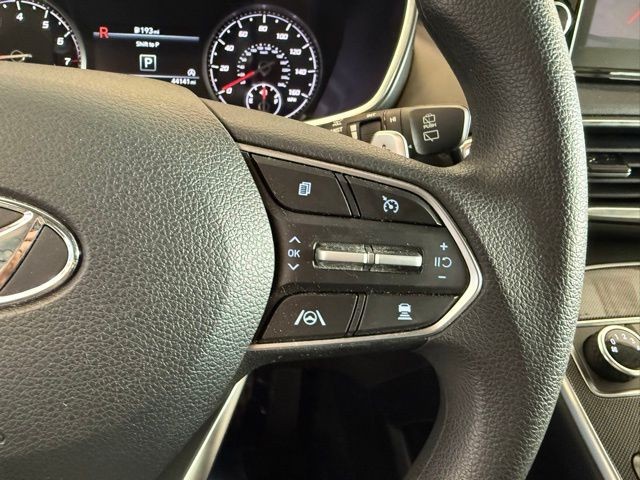 Hyundai Santa Fe Vehicle Full-screen Gallery Image 16