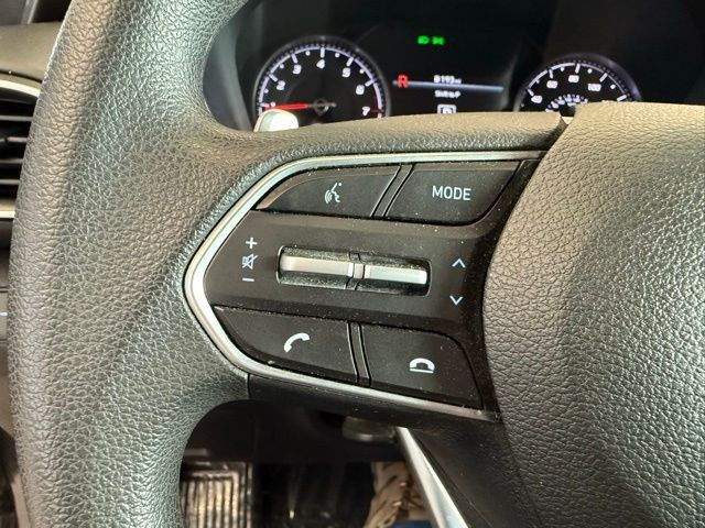 Hyundai Santa Fe Vehicle Full-screen Gallery Image 17