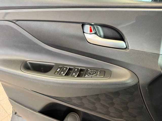 Hyundai Santa Fe Vehicle Full-screen Gallery Image 19