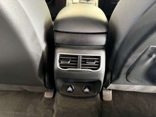 Hyundai Santa Fe Vehicle Full-screen Gallery Image 24