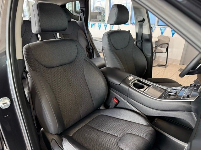 Hyundai Santa Fe Vehicle Full-screen Gallery Image 26