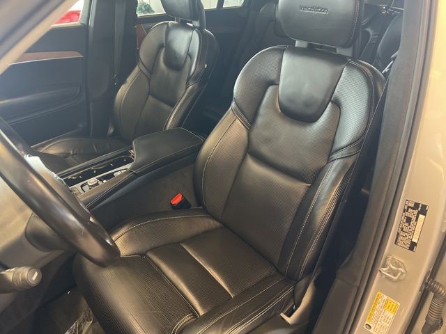 Volvo XC90 Vehicle Full-screen Gallery Image 18