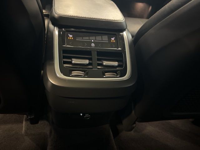 Volvo XC90 Vehicle Full-screen Gallery Image 21