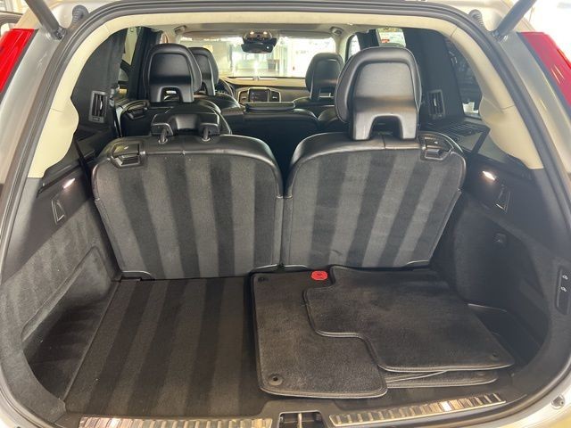 Volvo XC90 Vehicle Full-screen Gallery Image 23