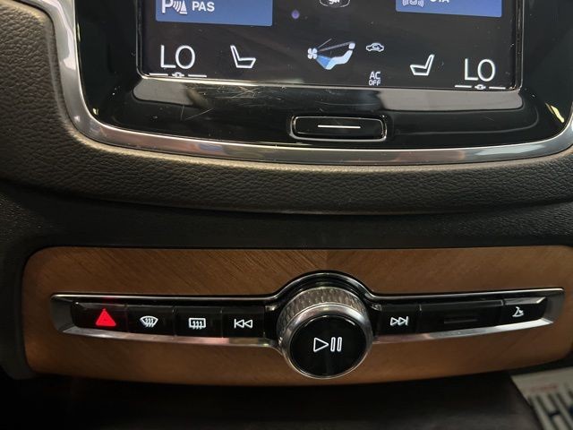 Volvo XC90 Vehicle Full-screen Gallery Image 32