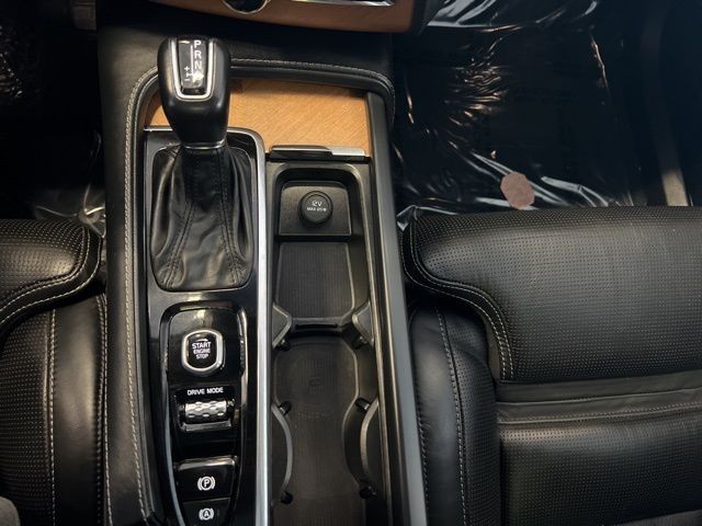 Volvo XC90 Vehicle Full-screen Gallery Image 33