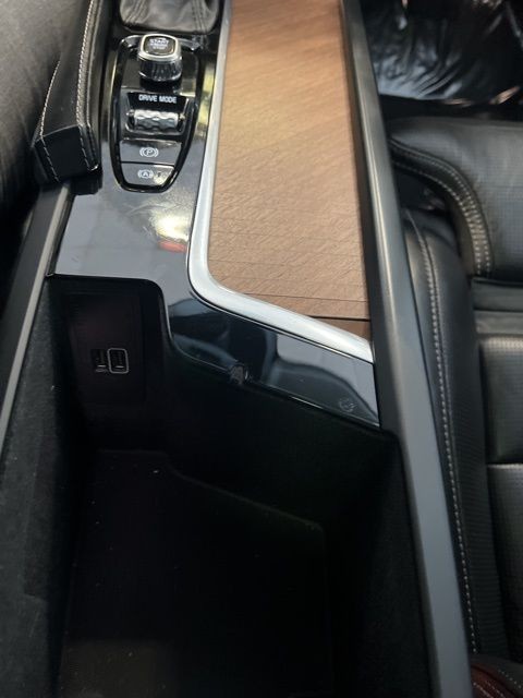 Volvo XC90 Vehicle Full-screen Gallery Image 36