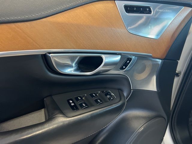 Volvo XC90 Vehicle Full-screen Gallery Image 39